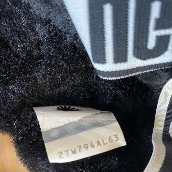 UGG Fluff Oh Yeah Black Slides Slippers Sandals Women's 10 Excellent Condition - Picture 9 of 10